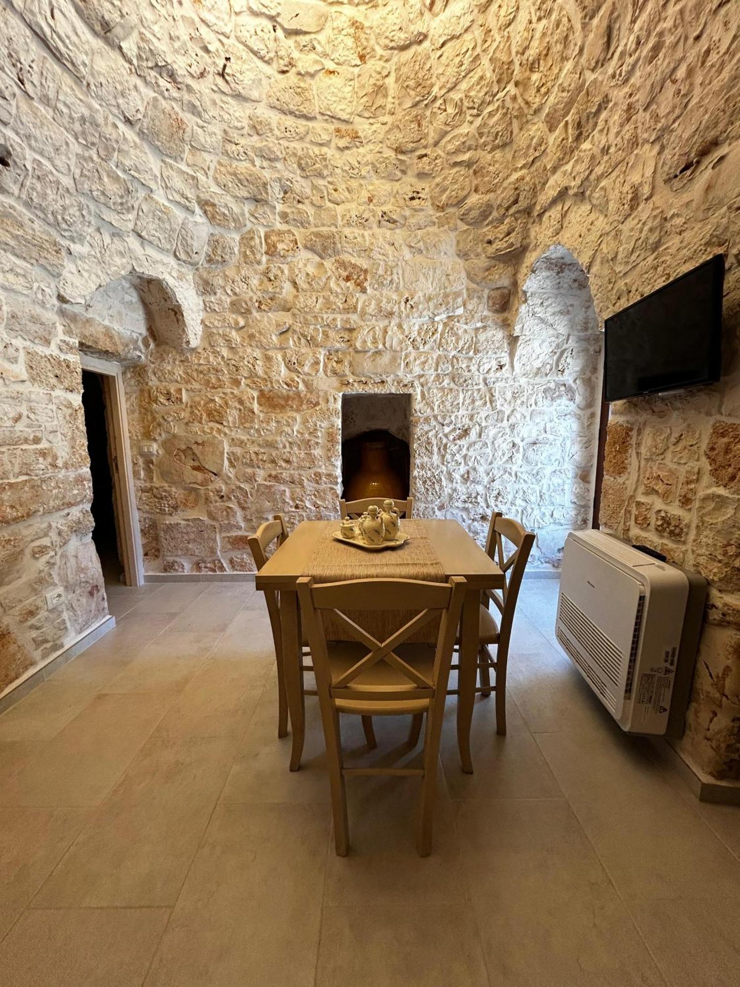 ペッツェ・ディ・グレーコ Il Trullo Di Bina Bed & Breakfast エクステリア 写真