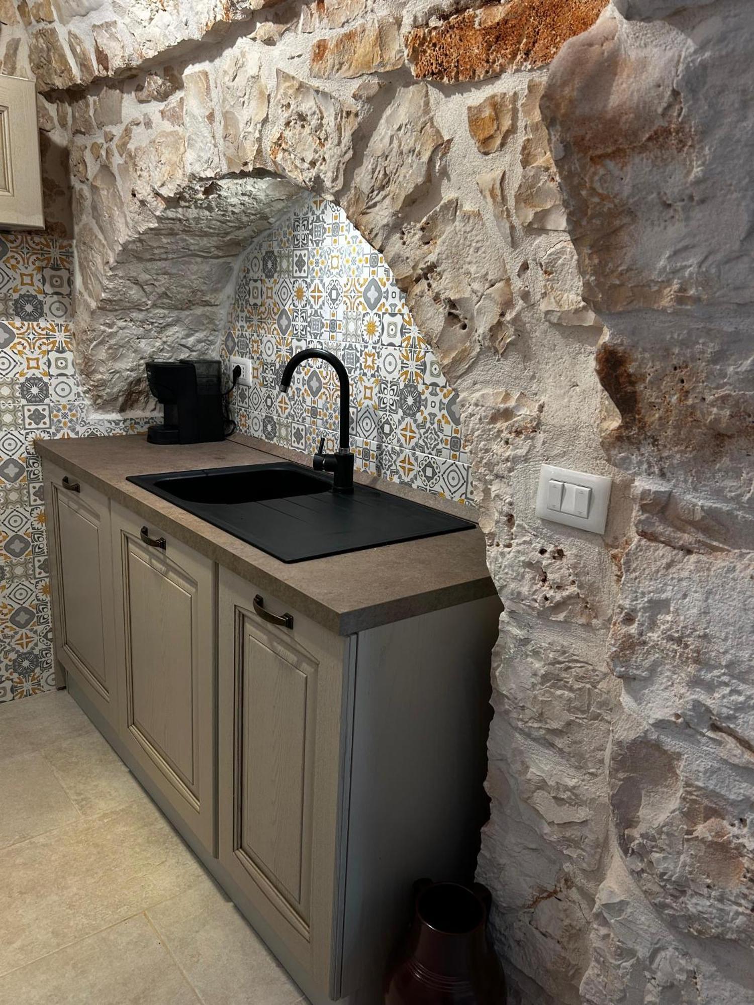 ペッツェ・ディ・グレーコ Il Trullo Di Bina Bed & Breakfast エクステリア 写真